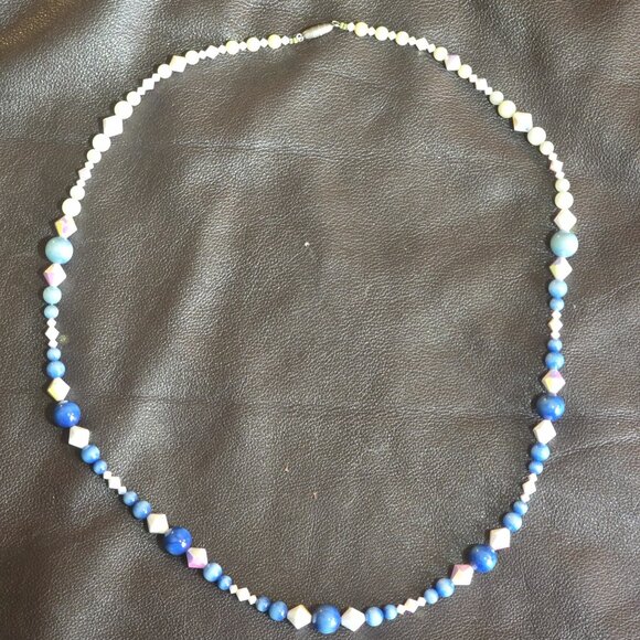 Vintage beaded necklace in varigated colours and shapes and materials. - Picture 9 of 9